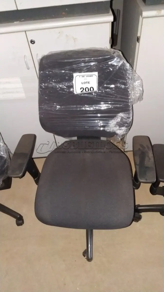 LOTE 200 - 01 CADEIRA DE ESCRITÓRIO GIRATÓRIA. (NO ESTADO) ATENÇÃO! FAZER A VISITAÇÃO ANTES DE ARREMATAR, NÃO SABEMOS SE FUNCIONA, LEILÃO NÃO TEM GARANTIA E NEM DEVOLUÇÃO, SUJEITO A POSSÍVEIS AVARIAS VISÍVEIS/OCULTAS E/OU AUSÊNCIA DE COMPONENTES.