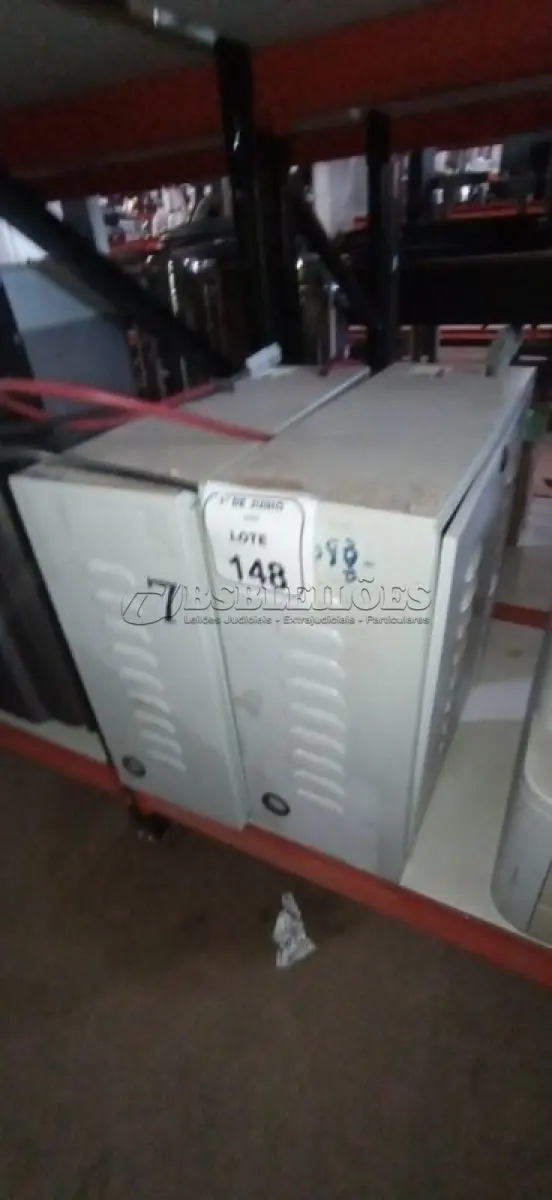 LOTE 148 - 02 BANCOS DE BATERIA VAZIOS. (NO ESTADO) ATENÇÃO! FAZER A VISITAÇÃO ANTES DE ARREMATAR, NÃO SABEMOS SE FUNCIONA, LEILÃO NÃO TEM GARANTIA E NEM DEVOLUÇÃO, SUJEITO A POSSÍVEIS AVARIAS VISÍVEIS/OCULTAS E/OU AUSÊNCIA DE COMPONENTES.