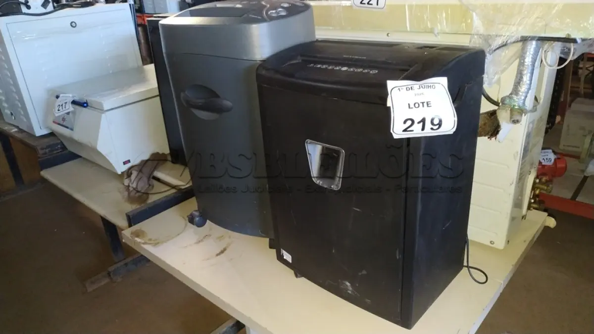 LOTE 219 - 02 FRAGMENTADORAS DE PAPEL. (NO ESTADO) ATENÇÃO! FAZER A VISITAÇÃO ANTES DE ARREMATAR, NÃO SABEMOS SE FUNCIONA, LEILÃO NÃO TEM GARANTIA E NEM DEVOLUÇÃO, SUJEITO A POSSÍVEIS AVARIAS VISÍVEIS/OCULTAS E/OU AUSÊNCIA DE COMPONENTES.