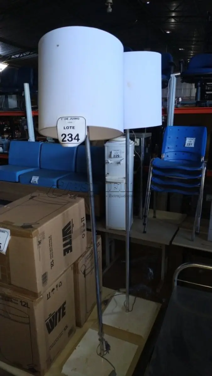LOTE 234 - 02 ABAJURES DE CHÃO. (NO ESTADO) ATENÇÃO! FAZER A VISITAÇÃO ANTES DE ARREMATAR, NÃO SABEMOS SE FUNCIONA, LEILÃO NÃO TEM GARANTIA E NEM DEVOLUÇÃO, SUJEITO A POSSÍVEIS AVARIAS VISÍVEIS/OCULTAS E/OU AUSÊNCIA DE COMPONENTES.
