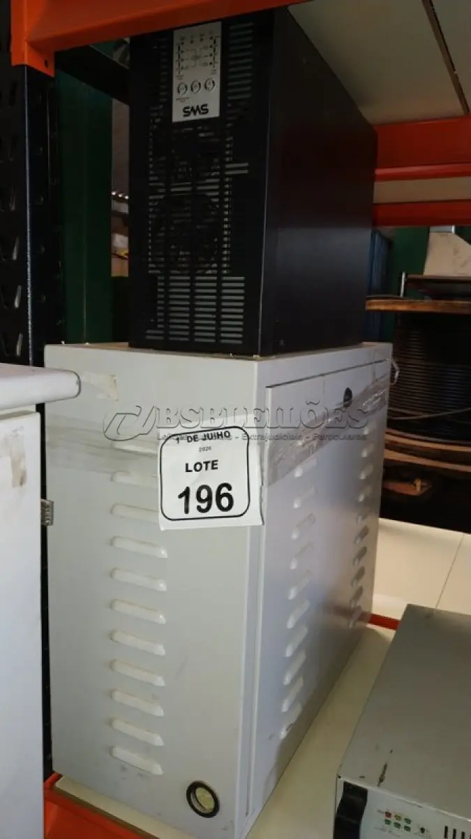 LOTE 196 - 01 NOBREAK DE 1684VA MARCA SMS E 01 BANCO DE BATERIAS VAZIO. (NO ESTADO) ATENÇÃO! FAZER A VISITAÇÃO ANTES DE ARREMATAR, NÃO SABEMOS SE FUNCIONA, LEILÃO NÃO TEM GARANTIA E NEM DEVOLUÇÃO, SUJEITO A POSSÍVEIS AVARIAS VISÍVEIS/OCULTAS E/OU AUSÊNCIA DE COMPONENTES.
