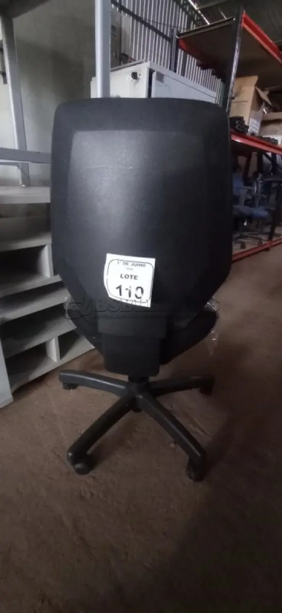 LOTE 110 - 01 CADEIRA DE ESCRITÓRIO GIRATÓRIA. (NO ESTADO) ATENÇÃO! FAZER A VISITAÇÃO ANTES DE ARREMATAR, NÃO SABEMOS SE FUNCIONA, LEILÃO NÃO TEM GARANTIA E NEM DEVOLUÇÃO, SUJEITO A POSSÍVEIS AVARIAS VISÍVEIS/OCULTAS E/OU AUSÊNCIA DE COMPONENTES.