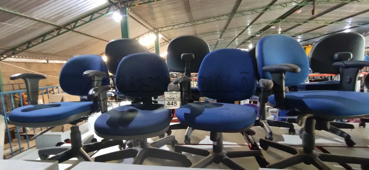LOTE 445 - 04 CADEIRAS DE ESCRITÓRIO GIRATÓRIAS. (NO ESTADO) ATENÇÃO! FAZER A VISITAÇÃO ANTES DE ARREMATAR, NÃO SABEMOS SE FUNCIONA, LEILÃO NÃO TEM GARANTIA E NEM DEVOLUÇÃO, SUJEITO A POSSÍVEIS AVARIAS VISÍVEIS/OCULTAS E/OU AUSÊNCIA DE COMPONENTES.