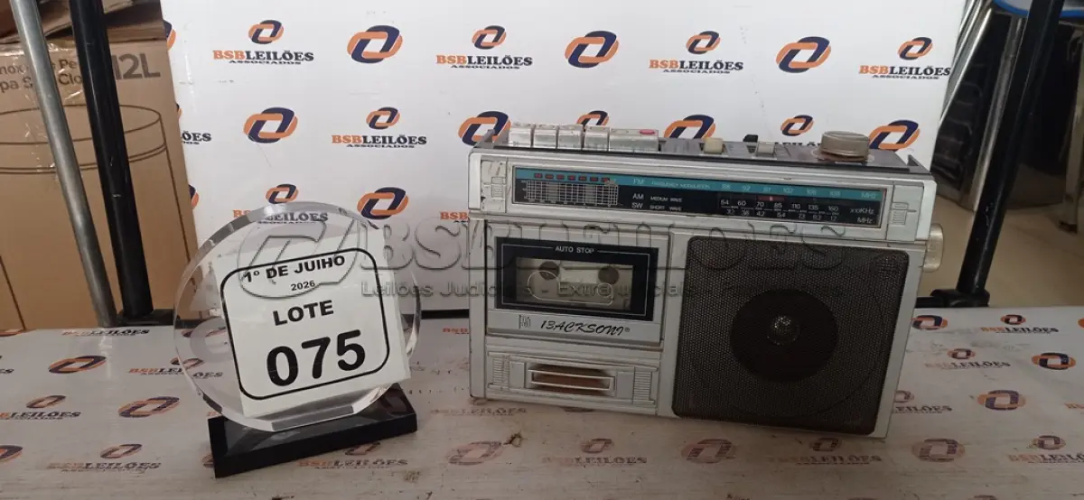 LOTE 075 - 01 RÁDIO CASSETE. (NO ESTADO) ATENÇÃO! FAZER A VISITAÇÃO ANTES DE ARREMATAR, NÃO SABEMOS SE FUNCIONA, LEILÃO NÃO TEM GARANTIA E NEM DEVOLUÇÃO, SUJEITO A POSSÍVEIS AVARIAS VISÍVEIS/OCULTAS E/OU AUSÊNCIA DE COMPONENTES.