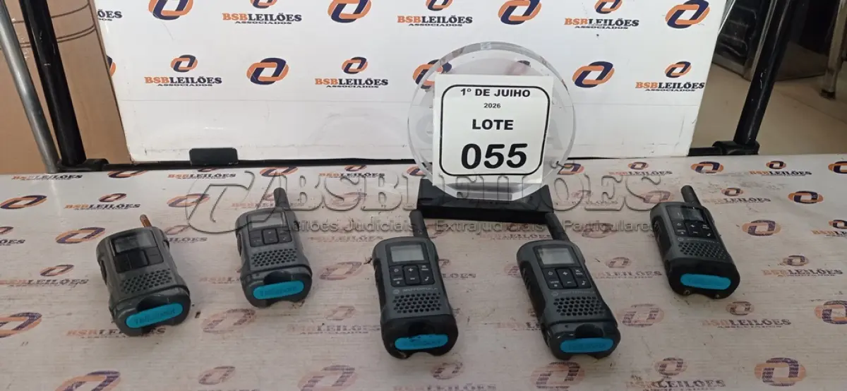 LOTE 055 - 05 RÁDIOS COMUNICADORES MARCA MOTOROLA. (NO ESTADO) ATENÇÃO! FAZER A VISITAÇÃO ANTES DE ARREMATAR, NÃO SABEMOS SE FUNCIONA, LEILÃO NÃO TEM GARANTIA E NEM DEVOLUÇÃO, SUJEITO A POSSÍVEIS AVARIAS VISÍVEIS/OCULTAS E/OU AUSÊNCIA DE COMPONENTES.