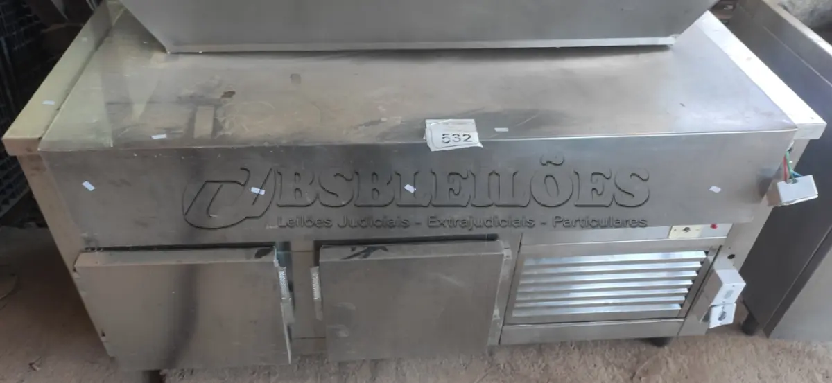 LOTE 532 - 01 BALCÃO REFRIGERADO INDUSTRIAL EM INOX. (NO ESTADO) ATENÇÃO! FAZER A VISITAÇÃO ANTES DE ARREMATAR, NÃO SABEMOS SE FUNCIONA, LEILÃO NÃO TEM GARANTIA E NEM DEVOLUÇÃO, SUJEITO A POSSÍVEIS AVARIAS VISÍVEIS/OCULTAS E/OU AUSÊNCIA DE COMPONENTES.