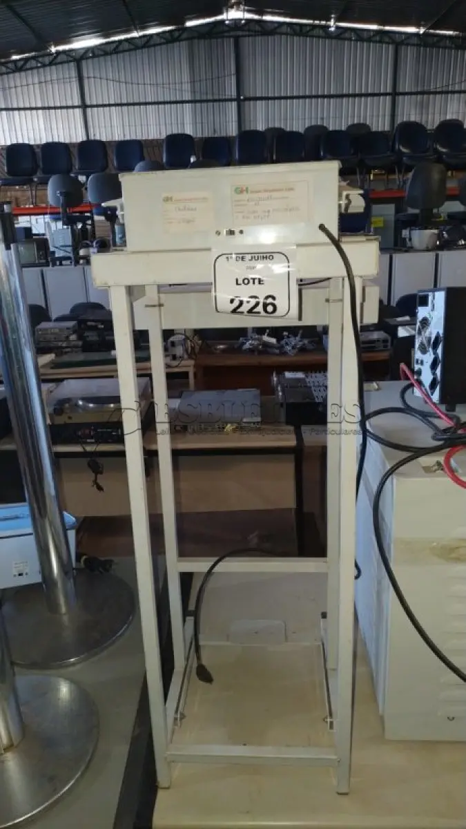 LOTE 226 - 01 SELADORA COM PEDAL. (NO ESTADO) ATENÇÃO! FAZER A VISITAÇÃO ANTES DE ARREMATAR, NÃO SABEMOS SE FUNCIONA, LEILÃO NÃO TEM GARANTIA E NEM DEVOLUÇÃO, SUJEITO A POSSÍVEIS AVARIAS VISÍVEIS/OCULTAS E/OU AUSÊNCIA DE COMPONENTES.