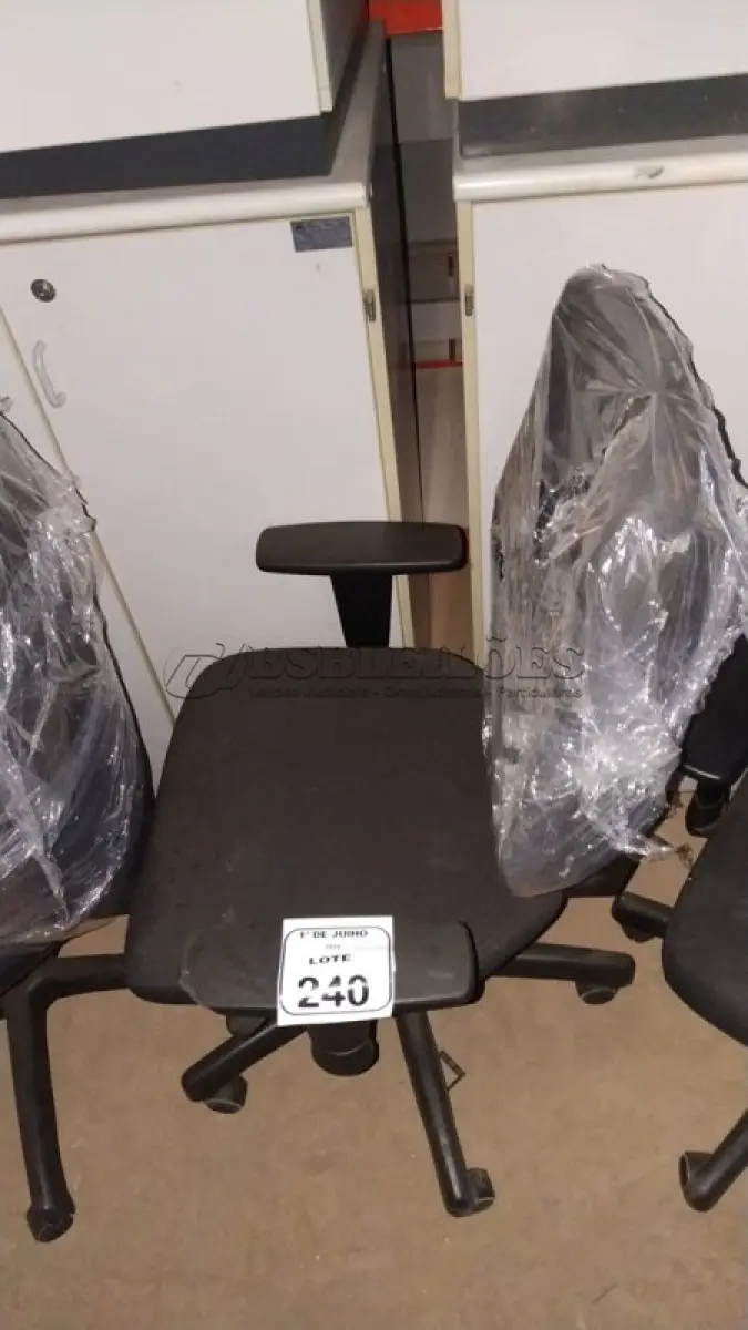 LOTE 240 - 01 CADEIRA DE ESCRITÓRIO GIRATÓRIA. (NO ESTADO) ATENÇÃO! FAZER A VISITAÇÃO ANTES DE ARREMATAR, NÃO SABEMOS SE FUNCIONA, LEILÃO NÃO TEM GARANTIA E NEM DEVOLUÇÃO, SUJEITO A POSSÍVEIS AVARIAS VISÍVEIS/OCULTAS E/OU AUSÊNCIA DE COMPONENTES.