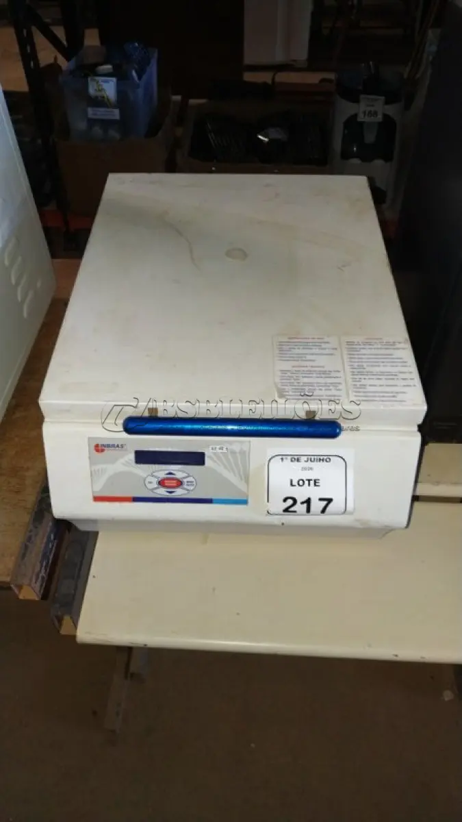 LOTE 217 - 01 CENTRIFUGA DE LABORATÓRIO MARCA INBRAS. (NO ESTADO) ATENÇÃO! FAZER A VISITAÇÃO ANTES DE ARREMATAR, NÃO SABEMOS SE FUNCIONA, LEILÃO NÃO TEM GARANTIA E NEM DEVOLUÇÃO, SUJEITO A POSSÍVEIS AVARIAS VISÍVEIS/OCULTAS E/OU AUSÊNCIA DE COMPONENTES.