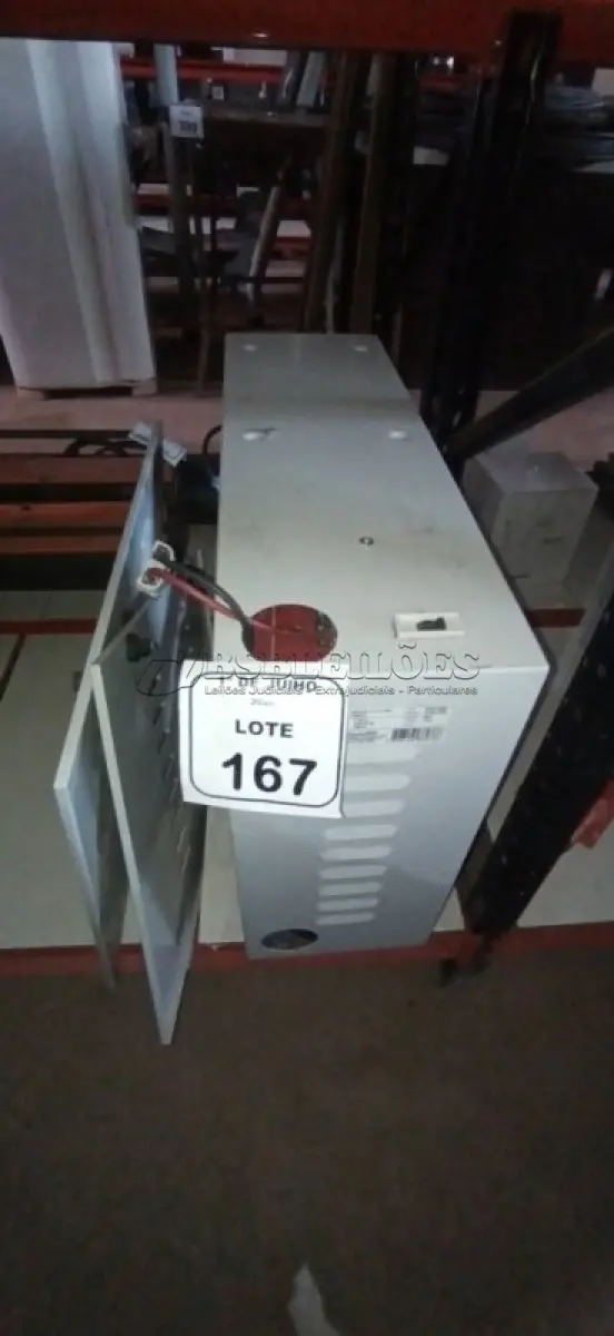 LOTE 167 - 01 BANCO DE BATERIAS COM 06 BATERIAS ESTACIONÁRIAS MARCA CRAL. (NO ESTADO) ATENÇÃO! FAZER A VISITAÇÃO ANTES DE ARREMATAR, NÃO SABEMOS SE FUNCIONA, LEILÃO NÃO TEM GARANTIA E NEM DEVOLUÇÃO, SUJEITO A POSSÍVEIS AVARIAS VISÍVEIS/OCULTAS E/OU AUSÊNCIA DE COMPONENTES.
