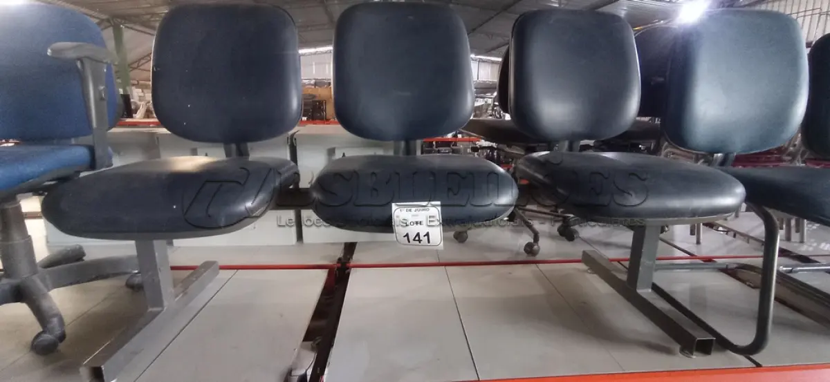 LOTE 141 - 01 CADEIRA TIPO LONGARINA COM 03 LUGARES. (NO ESTADO) ATENÇÃO! FAZER A VISITAÇÃO ANTES DE ARREMATAR, NÃO SABEMOS SE FUNCIONA, LEILÃO NÃO TEM GARANTIA E NEM DEVOLUÇÃO, SUJEITO A POSSÍVEIS AVARIAS VISÍVEIS/OCULTAS E/OU AUSÊNCIA DE COMPONENTES.