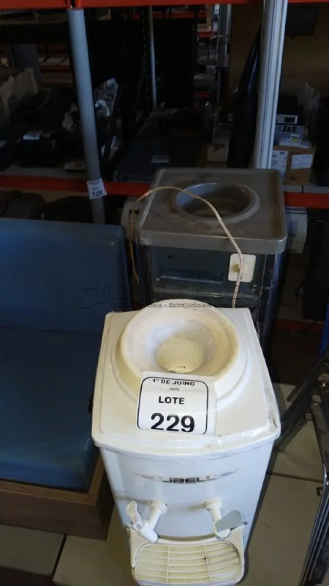 LOTE 229 - 02 BEBEDOUROS PARA GARRAFÃO REFRIGERADO. (NO ESTADO) ATENÇÃO! FAZER A VISITAÇÃO ANTES DE ARREMATAR, NÃO SABEMOS SE FUNCIONA, LEILÃO NÃO TEM GARANTIA E NEM DEVOLUÇÃO, SUJEITO A POSSÍVEIS AVARIAS VISÍVEIS/OCULTAS E/OU AUSÊNCIA DE COMPONENTES.