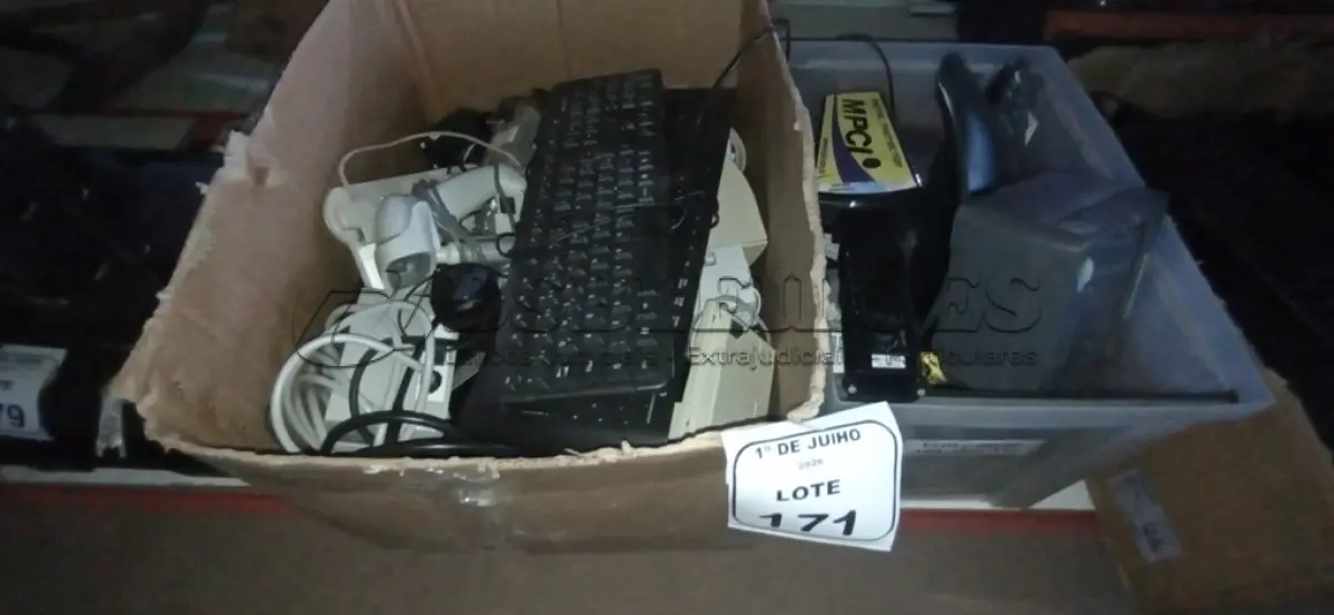 LOTE 171 - 01 LOTE COM VÁRIOS LEITORES DE CÓDIGO DE BARRAS, LEITORES BIOMÉTRICOS, DETECTORES DE METAL, TECLADOS DE PC, SUPORTES PARA MONITORES E ELETRÔNICOS DIVERSOS. (NO ESTADO) ATENÇÃO! FAZER A VISITAÇÃO ANTES DE ARREMATAR, NÃO SABEMOS SE FUNCIONA, LEILÃO NÃO TEM GARANTIA E NEM DEVOLUÇÃO, SUJEITO A POSSÍVEIS AVARIAS VISÍVEIS/OCULTAS E/OU AUSÊNCIA DE COMPONENTES.
