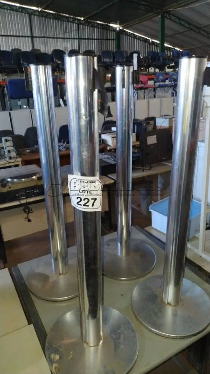 LOTE 227 - 04 PILARES DE CONTROLE DE ACESSO COM BASE E FITA RETRÁTIL. (NO ESTADO) ATENÇÃO! FAZER A VISITAÇÃO ANTES DE ARREMATAR, NÃO SABEMOS SE FUNCIONA, LEILÃO NÃO TEM GARANTIA E NEM DEVOLUÇÃO, SUJEITO A POSSÍVEIS AVARIAS VISÍVEIS/OCULTAS E/OU AUSÊNCIA DE COMPONENTES.