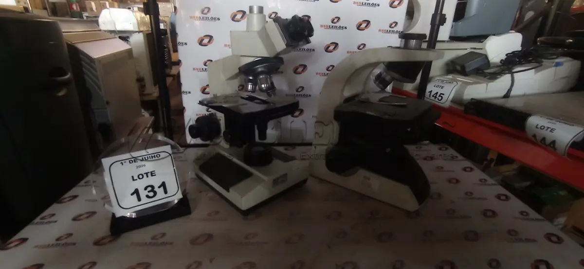 LOTE 131 - 02 MICROSCÓPIOS. (NO ESTADO) ATENÇÃO! FAZER A VISITAÇÃO ANTES DE ARREMATAR, NÃO SABEMOS SE FUNCIONA, LEILÃO NÃO TEM GARANTIA E NEM DEVOLUÇÃO, SUJEITO A POSSÍVEIS AVARIAS VISÍVEIS/OCULTAS E/OU AUSÊNCIA DE COMPONENTES.