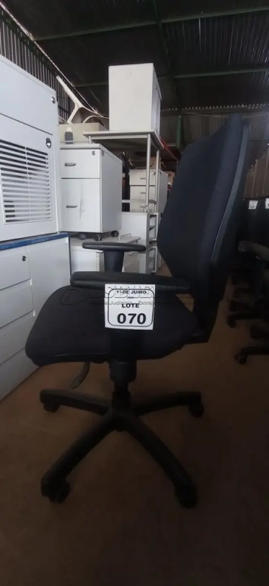 LOTE 070 - 01 CADEIRA DE ESCRITÓRIO GIRATÓRIA. (NO ESTADO) ATENÇÃO! FAZER A VISITAÇÃO ANTES DE ARREMATAR, NÃO SABEMOS SE FUNCIONA, LEILÃO NÃO TEM GARANTIA E NEM DEVOLUÇÃO, SUJEITO A POSSÍVEIS AVARIAS VISÍVEIS/OCULTAS E/OU AUSÊNCIA DE COMPONENTES.