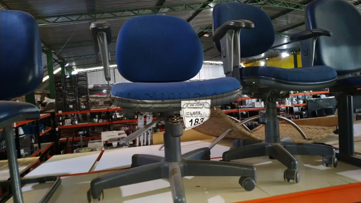 LOTE 183 - 02 CADEIRAS DE ESCRITÓRIO GIRATÓRIAS. (NO ESTADO) ATENÇÃO! FAZER A VISITAÇÃO ANTES DE ARREMATAR, NÃO SABEMOS SE FUNCIONA, LEILÃO NÃO TEM GARANTIA E NEM DEVOLUÇÃO, SUJEITO A POSSÍVEIS AVARIAS VISÍVEIS/OCULTAS E/OU AUSÊNCIA DE COMPONENTES.