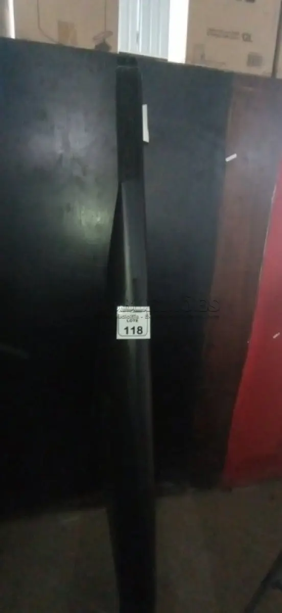 LOTE 118 - 01 TELA DE PROJEÇÃO RETRÁTIL. (NO ESTADO) ATENÇÃO! FAZER A VISITAÇÃO ANTES DE ARREMATAR, NÃO SABEMOS SE FUNCIONA, LEILÃO NÃO TEM GARANTIA E NEM DEVOLUÇÃO, SUJEITO A POSSÍVEIS AVARIAS VISÍVEIS/OCULTAS E/OU AUSÊNCIA DE COMPONENTES.