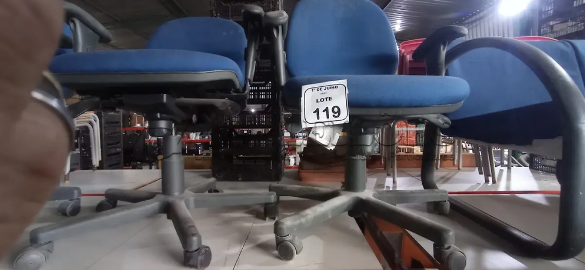 LOTE 119 - 02 CADEIRAS DE ESCRITÓRIO GIRATÓRIAS. (NO ESTADO) ATENÇÃO! FAZER A VISITAÇÃO ANTES DE ARREMATAR, NÃO SABEMOS SE FUNCIONA, LEILÃO NÃO TEM GARANTIA E NEM DEVOLUÇÃO, SUJEITO A POSSÍVEIS AVARIAS VISÍVEIS/OCULTAS E/OU AUSÊNCIA DE COMPONENTES.
