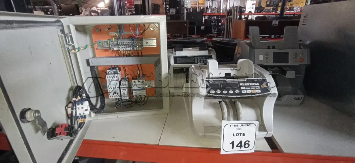 LOTE 146 - 01 QUADRO ELÉTRICO E 03 MÁQUINAS DE CONTAR CÉDULAS DE MARCAS E MODELOS DIVERSOS. (NO ESTADO) ATENÇÃO! FAZER A VISITAÇÃO ANTES DE ARREMATAR, NÃO SABEMOS SE FUNCIONA, LEILÃO NÃO TEM GARANTIA E NEM DEVOLUÇÃO, SUJEITO A POSSÍVEIS AVARIAS VISÍVEIS/OCULTAS E/OU AUSÊNCIA DE COMPONENTES.