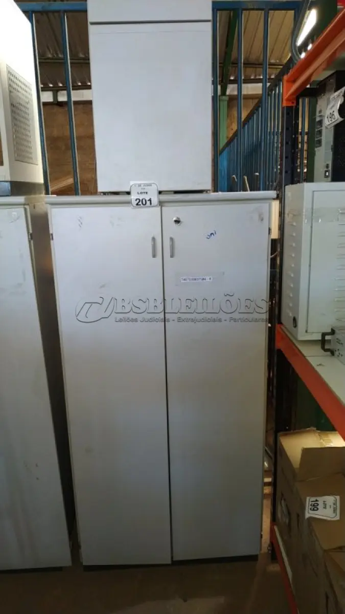 LOTE 201 - 01 ARMÁRIO ALTO COM 02 PORTAS EM MADEIRA E 01 ARMÁRIO BAIXO PARA CPU COM 01 GAVETA E 01 PORTA. (NO ESTADO) ATENÇÃO! FAZER A VISITAÇÃO ANTES DE ARREMATAR, NÃO SABEMOS SE FUNCIONA, LEILÃO NÃO TEM GARANTIA E NEM DEVOLUÇÃO, SUJEITO A POSSÍVEIS AVARIAS VISÍVEIS/OCULTAS E/OU AUSÊNCIA DE COMPONENTES.