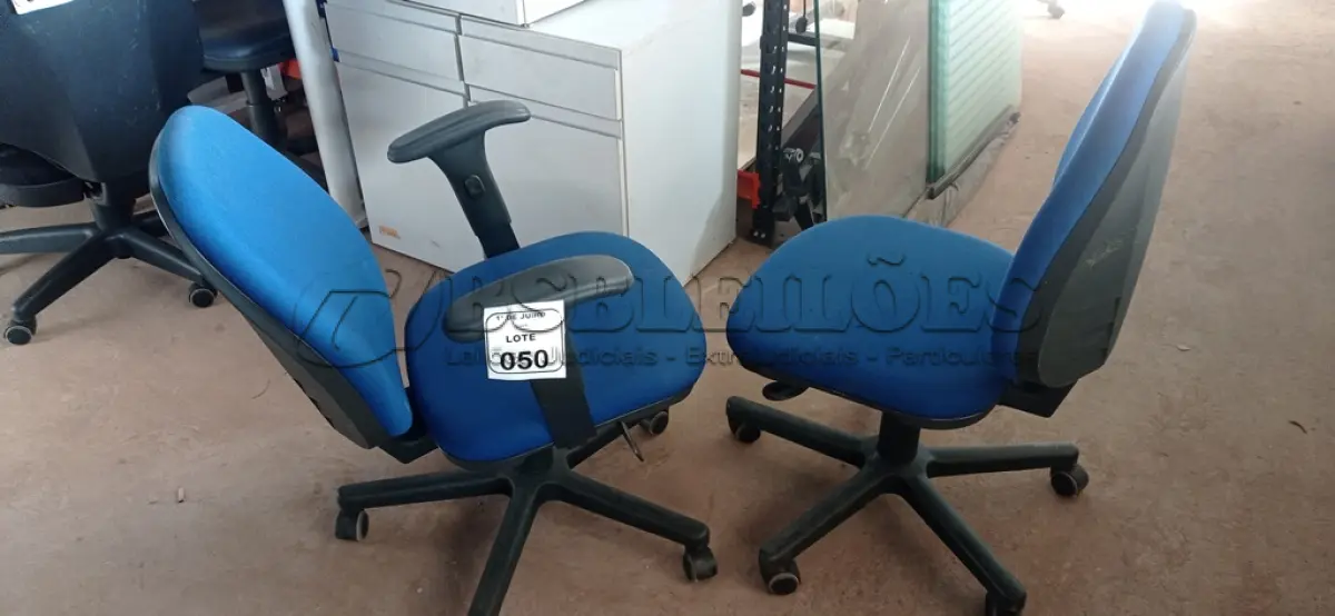 LOTE 050 - 02 CADEIRAS DE ESCRITÓRIO GIRATÓRIAS. (NO ESTADO) ATENÇÃO! FAZER A VISITAÇÃO ANTES DE ARREMATAR, NÃO SABEMOS SE FUNCIONA, LEILÃO NÃO TEM GARANTIA E NEM DEVOLUÇÃO, SUJEITO A POSSÍVEIS AVARIAS VISÍVEIS/OCULTAS E/OU AUSÊNCIA DE COMPONENTES.