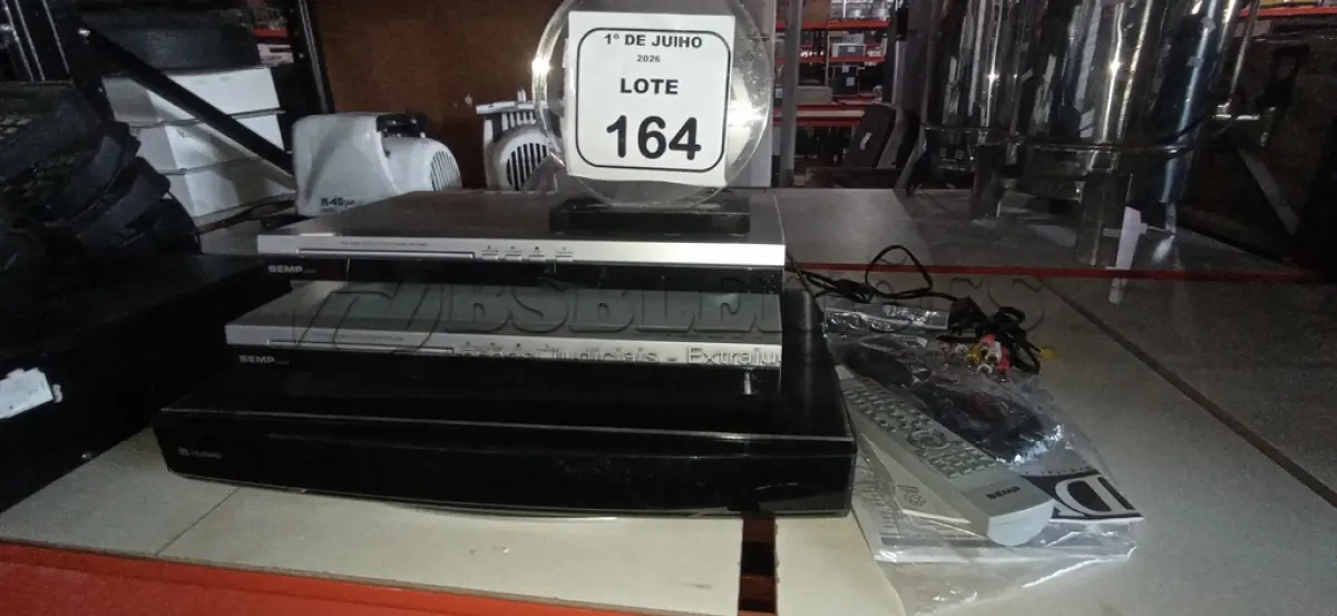 LOTE 164 - 01 APARELHO DE VÍDEOCONFERÊNCIA MARCA HUAWEIE 02 APARELHOS DE DVD MARCA SEMP. (NO ESTADO) ATENÇÃO! FAZER A VISITAÇÃO ANTES DE ARREMATAR, NÃO SABEMOS SE FUNCIONA, LEILÃO NÃO TEM GARANTIA E NEM DEVOLUÇÃO, SUJEITO A POSSÍVEIS AVARIAS VISÍVEIS/OCULTAS E/OU AUSÊNCIA DE COMPONENTES.