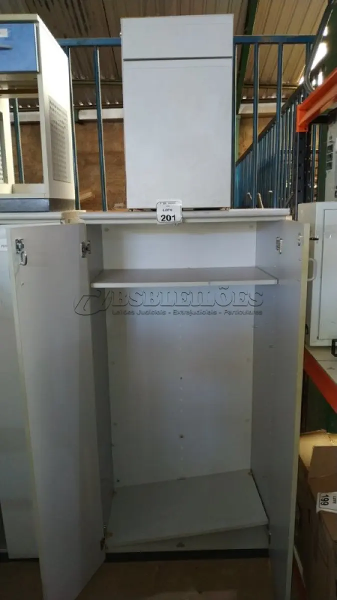 LOTE 201 - 01 ARMÁRIO ALTO COM 02 PORTAS EM MADEIRA E 01 ARMÁRIO BAIXO PARA CPU COM 01 GAVETA E 01 PORTA. (NO ESTADO) ATENÇÃO! FAZER A VISITAÇÃO ANTES DE ARREMATAR, NÃO SABEMOS SE FUNCIONA, LEILÃO NÃO TEM GARANTIA E NEM DEVOLUÇÃO, SUJEITO A POSSÍVEIS AVARIAS VISÍVEIS/OCULTAS E/OU AUSÊNCIA DE COMPONENTES.