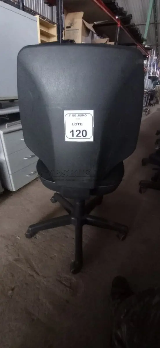 LOTE 120 - 01 CADEIRA DE ESCRITÓRIO GIRATÓRIA. (NO ESTADO) ATENÇÃO! FAZER A VISITAÇÃO ANTES DE ARREMATAR, NÃO SABEMOS SE FUNCIONA, LEILÃO NÃO TEM GARANTIA E NEM DEVOLUÇÃO, SUJEITO A POSSÍVEIS AVARIAS VISÍVEIS/OCULTAS E/OU AUSÊNCIA DE COMPONENTES.