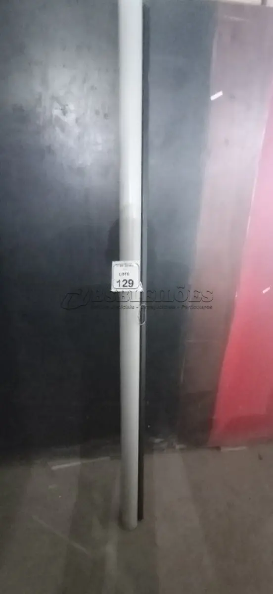 LOTE 129 - 01 TELA DE PROJEÇÃO RETRÁTIL. (NO ESTADO) ATENÇÃO! FAZER A VISITAÇÃO ANTES DE ARREMATAR, NÃO SABEMOS SE FUNCIONA, LEILÃO NÃO TEM GARANTIA E NEM DEVOLUÇÃO, SUJEITO A POSSÍVEIS AVARIAS VISÍVEIS/OCULTAS E/OU AUSÊNCIA DE COMPONENTES.