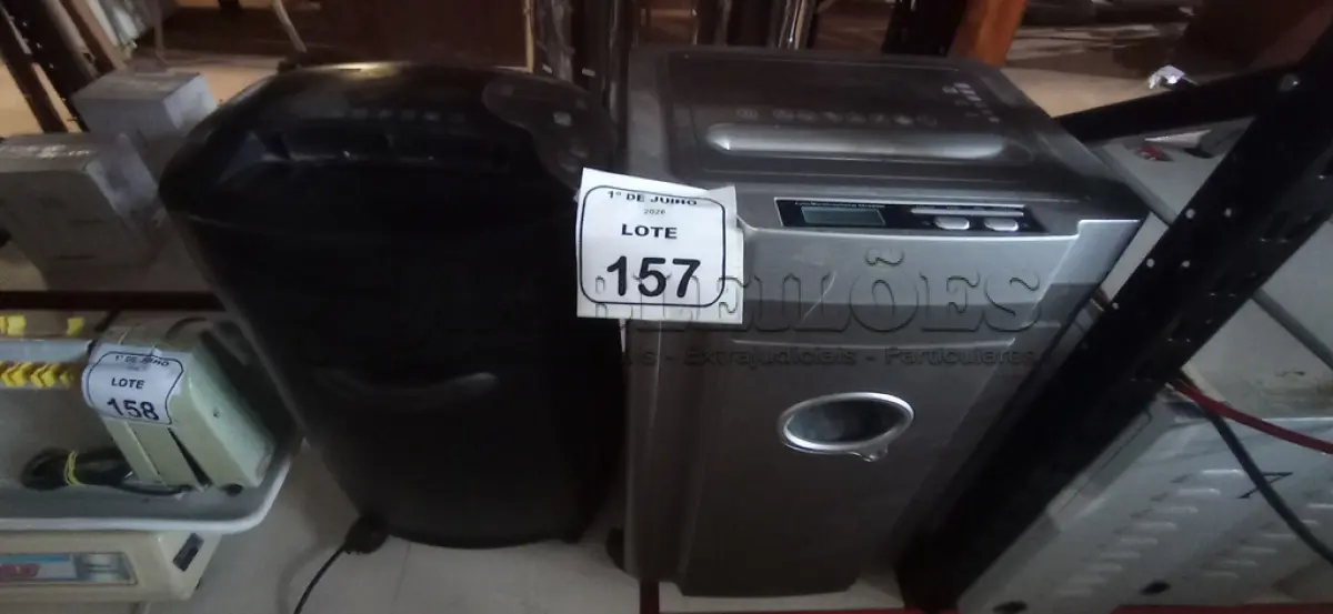 LOTE 157 - 02 FRAGMENTADORAS DE PAPEL. (NO ESTADO) ATENÇÃO! FAZER A VISITAÇÃO ANTES DE ARREMATAR, NÃO SABEMOS SE FUNCIONA, LEILÃO NÃO TEM GARANTIA E NEM DEVOLUÇÃO, SUJEITO A POSSÍVEIS AVARIAS VISÍVEIS/OCULTAS E/OU AUSÊNCIA DE COMPONENTES.