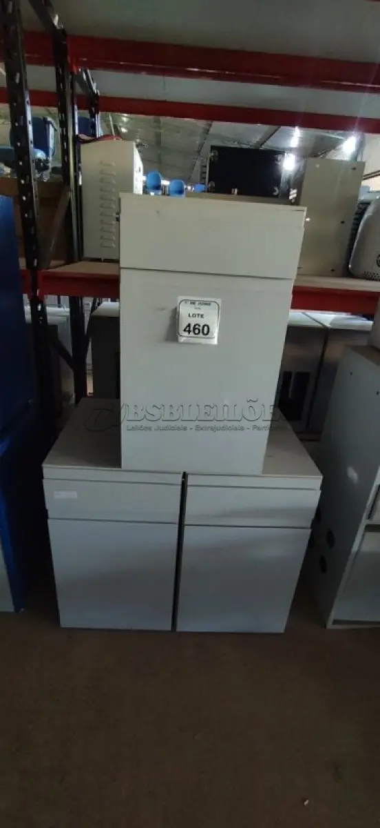 LOTE 460 - 03 ARMÁRIOS PARA CPU COM 01 PORTA E 01 GAVETA. (NO ESTADO) ATENÇÃO! FAZER A VISITAÇÃO ANTES DE ARREMATAR, NÃO SABEMOS SE FUNCIONA, LEILÃO NÃO TEM GARANTIA E NEM DEVOLUÇÃO, SUJEITO A POSSÍVEIS AVARIAS VISÍVEIS/OCULTAS E/OU AUSÊNCIA DE COMPONENTES.