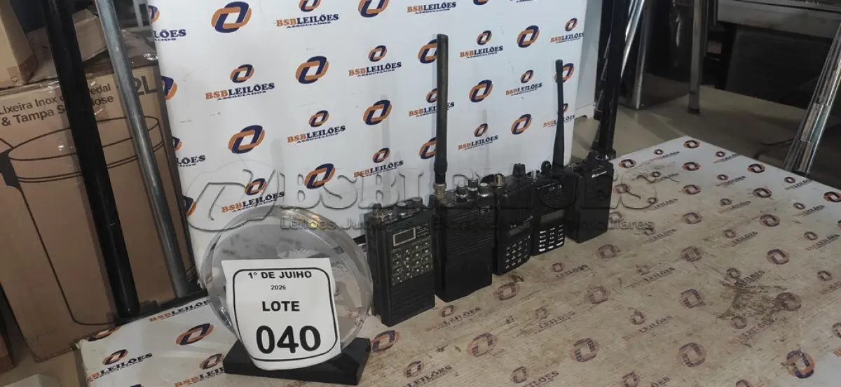 LOTE 040 - 03 RÁDIOS TRANSCEPTORES E 02 RÁDIOS COMUNICADORES DE MARCAS E MODELOS DIVERSOS. (NO ESTADO) ATENÇÃO! FAZER A VISITAÇÃO ANTES DE ARREMATAR, NÃO SABEMOS SE FUNCIONA, LEILÃO NÃO TEM GARANTIA E NEM DEVOLUÇÃO, SUJEITO A POSSÍVEIS AVARIAS VISÍVEIS/OCULTAS E/OU AUSÊNCIA DE COMPONENTES.