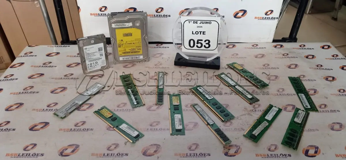 LOTE 053 - 01 LOTE COM VÁRIAS MEMÓRIAS RAM E HD DE MARCAS E MODELOS DIVERSOS. (NO ESTADO) ATENÇÃO! FAZER A VISITAÇÃO ANTES DE ARREMATAR, NÃO SABEMOS SE FUNCIONA, LEILÃO NÃO TEM GARANTIA E NEM DEVOLUÇÃO, SUJEITO A POSSÍVEIS AVARIAS VISÍVEIS/OCULTAS E/OU AUSÊNCIA DE COMPONENTES.