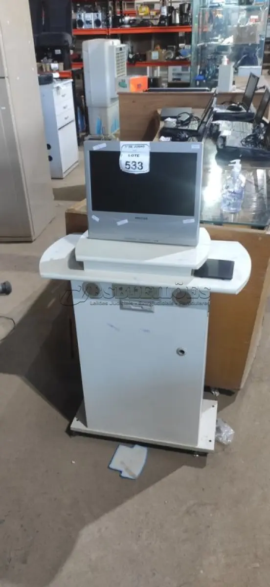 LOTE 533 - 01 MESA DE COMPUTADOR COM MONITOR. (NO ESTADO) ATENÇÃO! FAZER A VISITAÇÃO ANTES DE ARREMATAR, NÃO SABEMOS SE FUNCIONA, LEILÃO NÃO TEM GARANTIA E NEM DEVOLUÇÃO, SUJEITO A POSSÍVEIS AVARIAS VISÍVEIS/OCULTAS E/OU AUSÊNCIA DE COMPONENTES.