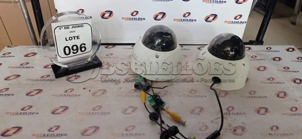 LOTE 096 - 02 CÂMERAS DE SEGURANÇA MODELO DOME MARCA SAMSUNG. (NO ESTADO) ATENÇÃO! FAZER A VISITAÇÃO ANTES DE ARREMATAR, NÃO SABEMOS SE FUNCIONA, LEILÃO NÃO TEM GARANTIA E NEM DEVOLUÇÃO, SUJEITO A POSSÍVEIS AVARIAS VISÍVEIS/OCULTAS E/OU AUSÊNCIA DE COMPONENTES.