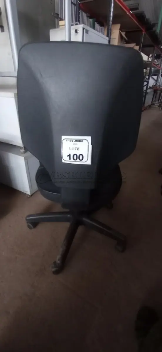 LOTE 100 - 01 CADEIRA DE ESCRITÓRIO GIRATÓRIA. (NO ESTADO) ATENÇÃO! FAZER A VISITAÇÃO ANTES DE ARREMATAR, NÃO SABEMOS SE FUNCIONA, LEILÃO NÃO TEM GARANTIA E NEM DEVOLUÇÃO, SUJEITO A POSSÍVEIS AVARIAS VISÍVEIS/OCULTAS E/OU AUSÊNCIA DE COMPONENTES.