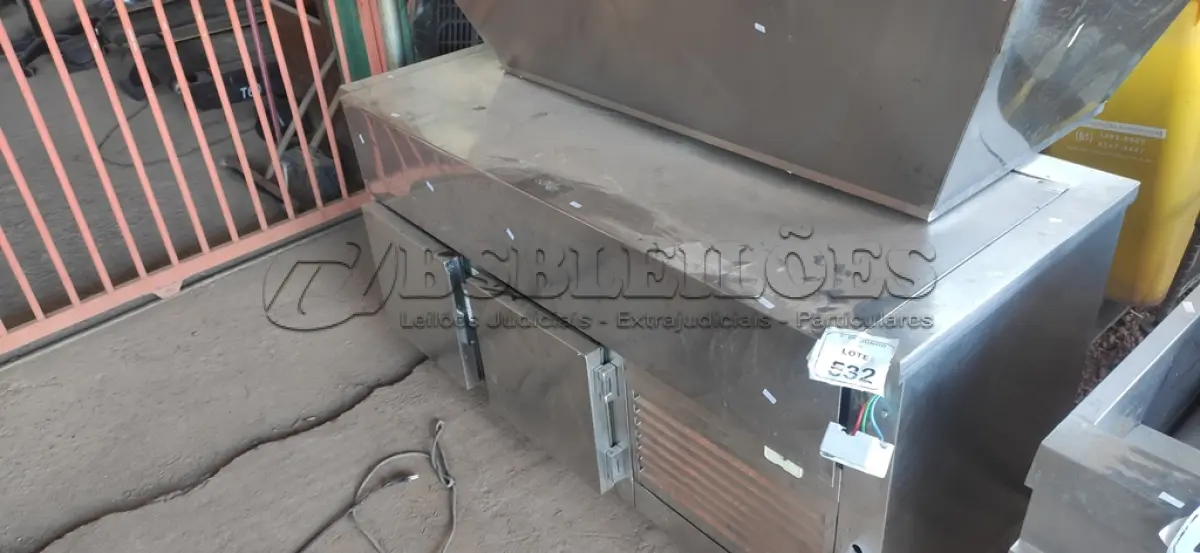 LOTE 532 - 01 BALCÃO REFRIGERADO INDUSTRIAL EM INOX. (NO ESTADO) ATENÇÃO! FAZER A VISITAÇÃO ANTES DE ARREMATAR, NÃO SABEMOS SE FUNCIONA, LEILÃO NÃO TEM GARANTIA E NEM DEVOLUÇÃO, SUJEITO A POSSÍVEIS AVARIAS VISÍVEIS/OCULTAS E/OU AUSÊNCIA DE COMPONENTES.