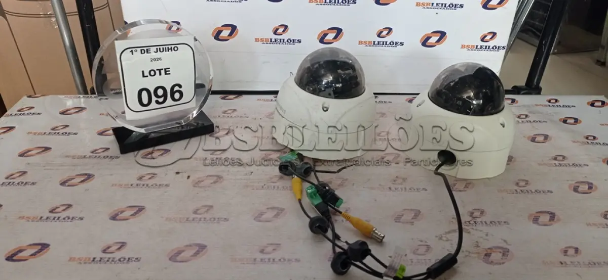 LOTE 096 - 02 CÂMERAS DE SEGURANÇA MODELO DOME MARCA SAMSUNG. (NO ESTADO) ATENÇÃO! FAZER A VISITAÇÃO ANTES DE ARREMATAR, NÃO SABEMOS SE FUNCIONA, LEILÃO NÃO TEM GARANTIA E NEM DEVOLUÇÃO, SUJEITO A POSSÍVEIS AVARIAS VISÍVEIS/OCULTAS E/OU AUSÊNCIA DE COMPONENTES.