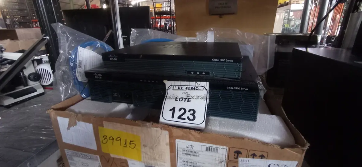 LOTE 123 - 02 ROTEADORES MARCA CISCO. (NO ESTADO) ATENÇÃO! FAZER A VISITAÇÃO ANTES DE ARREMATAR, NÃO SABEMOS SE FUNCIONA, LEILÃO NÃO TEM GARANTIA E NEM DEVOLUÇÃO, SUJEITO A POSSÍVEIS AVARIAS VISÍVEIS/OCULTAS E/OU AUSÊNCIA DE COMPONENTES.