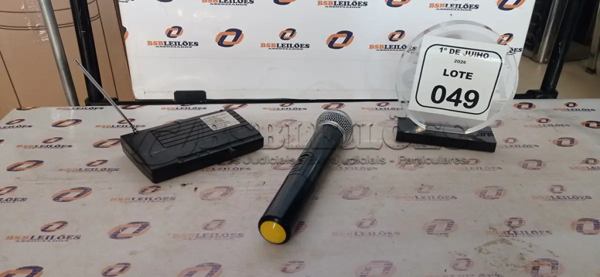 LOTE 049 - 01 MICROFONE COM RECEPTOR. (NO ESTADO) ATENÇÃO! FAZER A VISITAÇÃO ANTES DE ARREMATAR, NÃO SABEMOS SE FUNCIONA, LEILÃO NÃO TEM GARANTIA E NEM DEVOLUÇÃO, SUJEITO A POSSÍVEIS AVARIAS VISÍVEIS/OCULTAS E/OU AUSÊNCIA DE COMPONENTES.