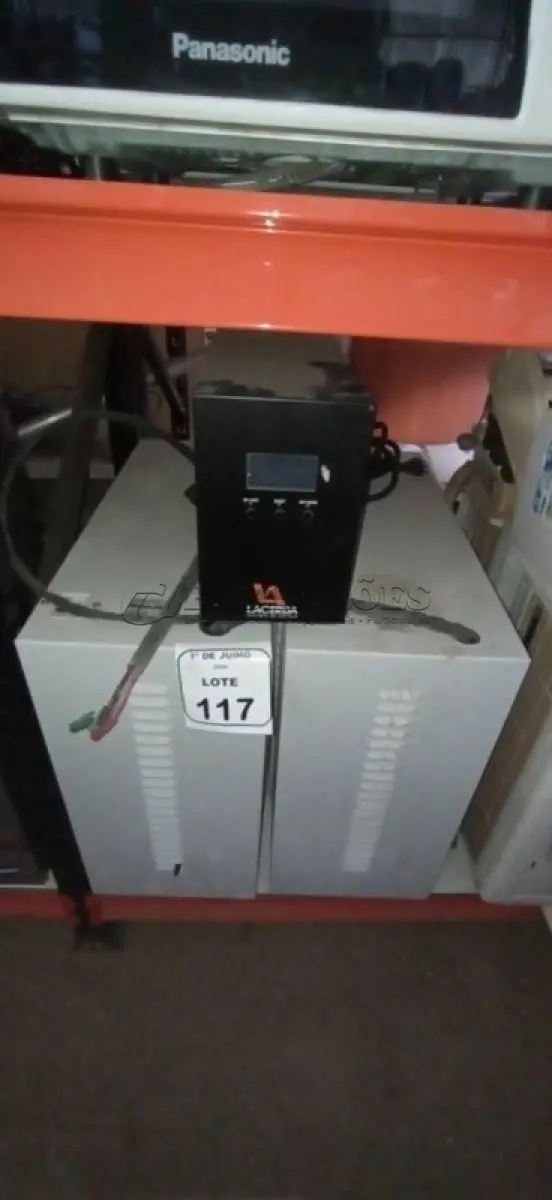 LOTE 117 - 01 NOBREAK E 02 BANCOS DE BATERIA. (NO ESTADO) ATENÇÃO! FAZER A VISITAÇÃO ANTES DE ARREMATAR, NÃO SABEMOS SE FUNCIONA, LEILÃO NÃO TEM GARANTIA E NEM DEVOLUÇÃO, SUJEITO A POSSÍVEIS AVARIAS VISÍVEIS/OCULTAS E/OU AUSÊNCIA DE COMPONENTES.