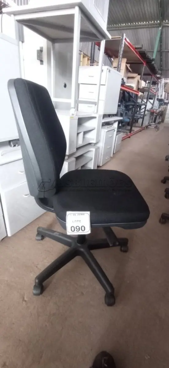 LOTE 090 - 01 CADEIRA DE ESCRITÓRIO GIRATÓRIA. (NO ESTADO) ATENÇÃO! FAZER A VISITAÇÃO ANTES DE ARREMATAR, NÃO SABEMOS SE FUNCIONA, LEILÃO NÃO TEM GARANTIA E NEM DEVOLUÇÃO, SUJEITO A POSSÍVEIS AVARIAS VISÍVEIS/OCULTAS E/OU AUSÊNCIA DE COMPONENTES.