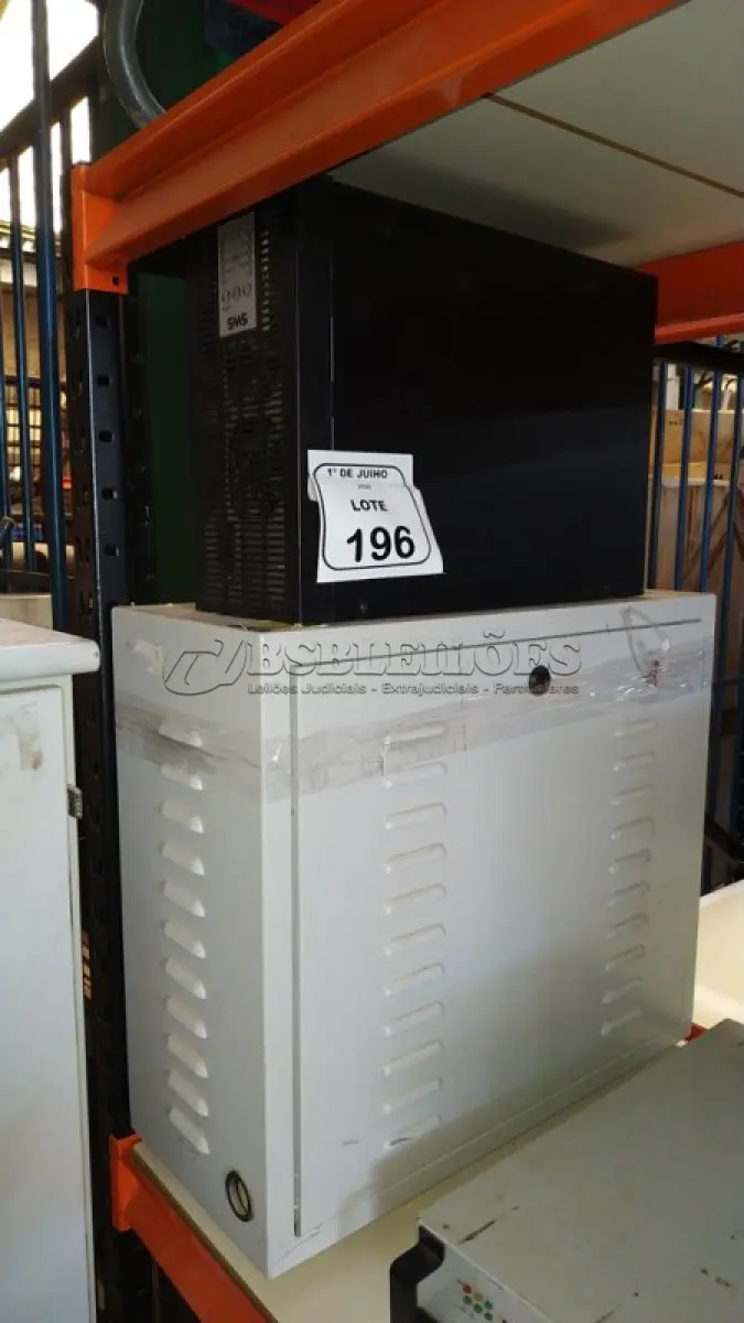 LOTE 196 - 01 NOBREAK DE 1684VA MARCA SMS E 01 BANCO DE BATERIAS VAZIO. (NO ESTADO) ATENÇÃO! FAZER A VISITAÇÃO ANTES DE ARREMATAR, NÃO SABEMOS SE FUNCIONA, LEILÃO NÃO TEM GARANTIA E NEM DEVOLUÇÃO, SUJEITO A POSSÍVEIS AVARIAS VISÍVEIS/OCULTAS E/OU AUSÊNCIA DE COMPONENTES.