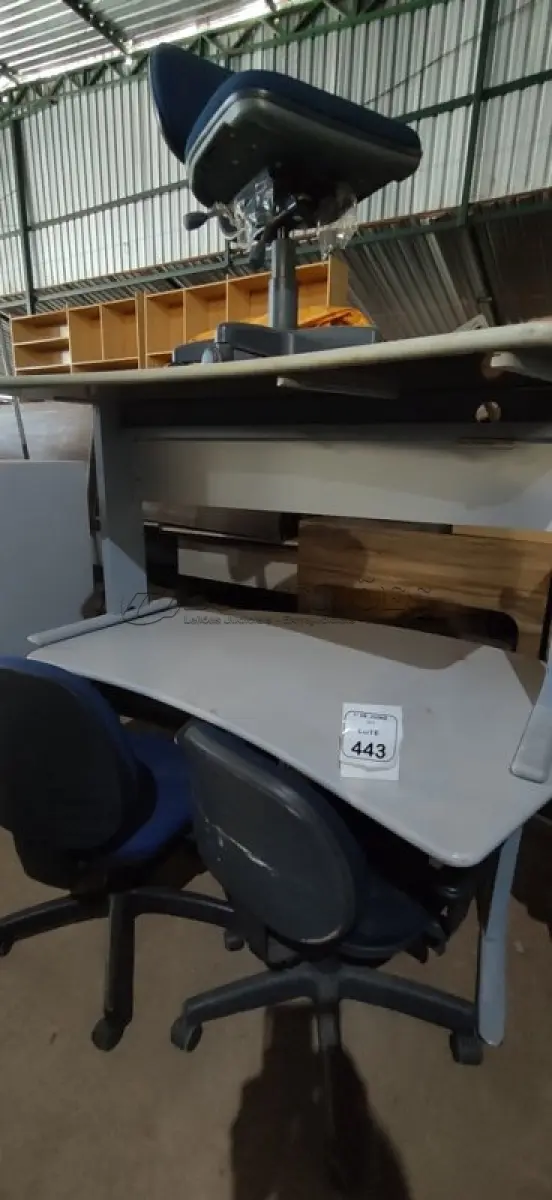 LOTE 443 - 02 MESAS DE ESCRITÓRIO E 02 CADEIRAS DE ESCRITÓRIO GIRATÓRIAS. (NO ESTADO) ATENÇÃO! FAZER A VISITAÇÃO ANTES DE ARREMATAR, NÃO SABEMOS SE FUNCIONA, LEILÃO NÃO TEM GARANTIA E NEM DEVOLUÇÃO, SUJEITO A POSSÍVEIS AVARIAS VISÍVEIS/OCULTAS E/OU AUSÊNCIA DE COMPONENTES.
