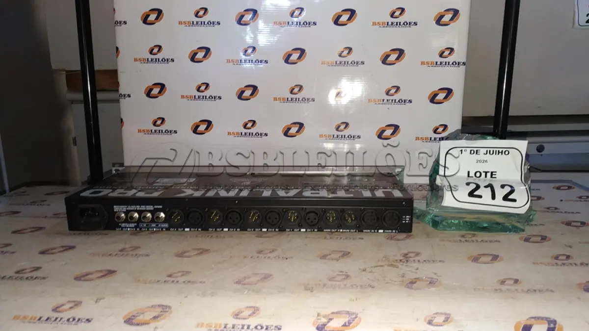 LOTE 212 - 01 SISTEMA DE ÁUDIO ULTRA- FLEXIBLE SPLITTER E MIX 8 CANAIS MODELO MX882 MARCA ULTRALINK PRO. (NO ESTADO) ATENÇÃO! FAZER A VISITAÇÃO ANTES DE ARREMATAR, NÃO SABEMOS SE FUNCIONA, LEILÃO NÃO TEM GARANTIA E NEM DEVOLUÇÃO, SUJEITO A POSSÍVEIS AVARIAS VISÍVEIS/OCULTAS E/OU AUSÊNCIA DE COMPONENTES.