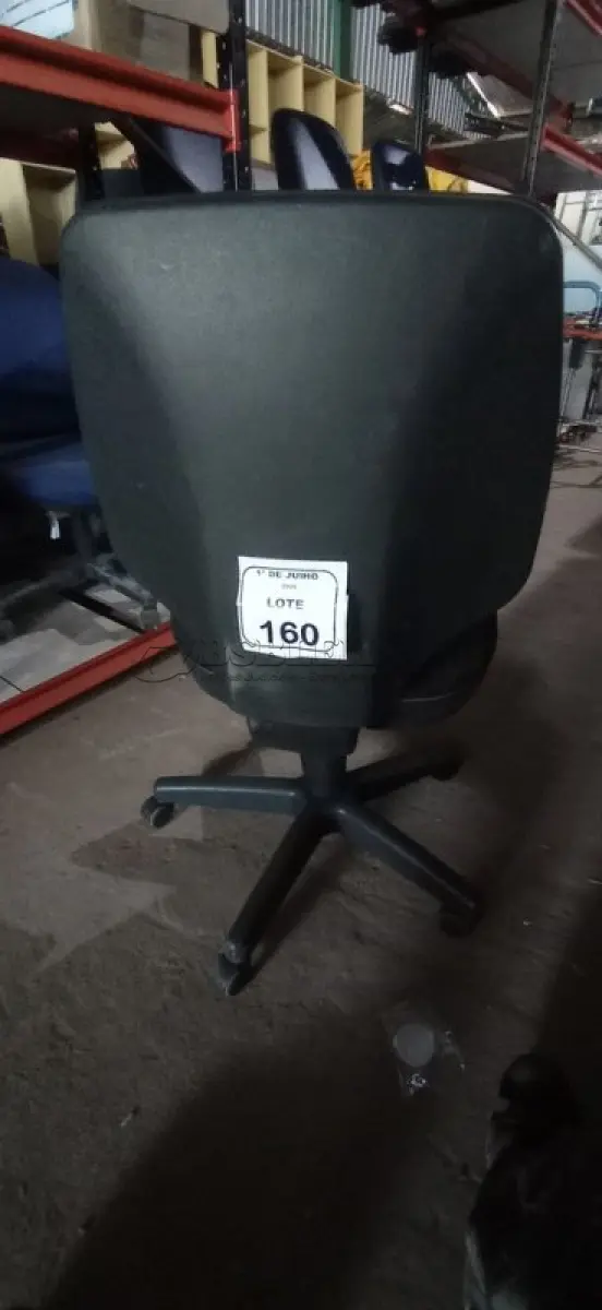LOTE 160 - 01 CADEIRA DE ESCRITÓRIO GIRATÓRIA. (NO ESTADO) ATENÇÃO! FAZER A VISITAÇÃO ANTES DE ARREMATAR, NÃO SABEMOS SE FUNCIONA, LEILÃO NÃO TEM GARANTIA E NEM DEVOLUÇÃO, SUJEITO A POSSÍVEIS AVARIAS VISÍVEIS/OCULTAS E/OU AUSÊNCIA DE COMPONENTES.