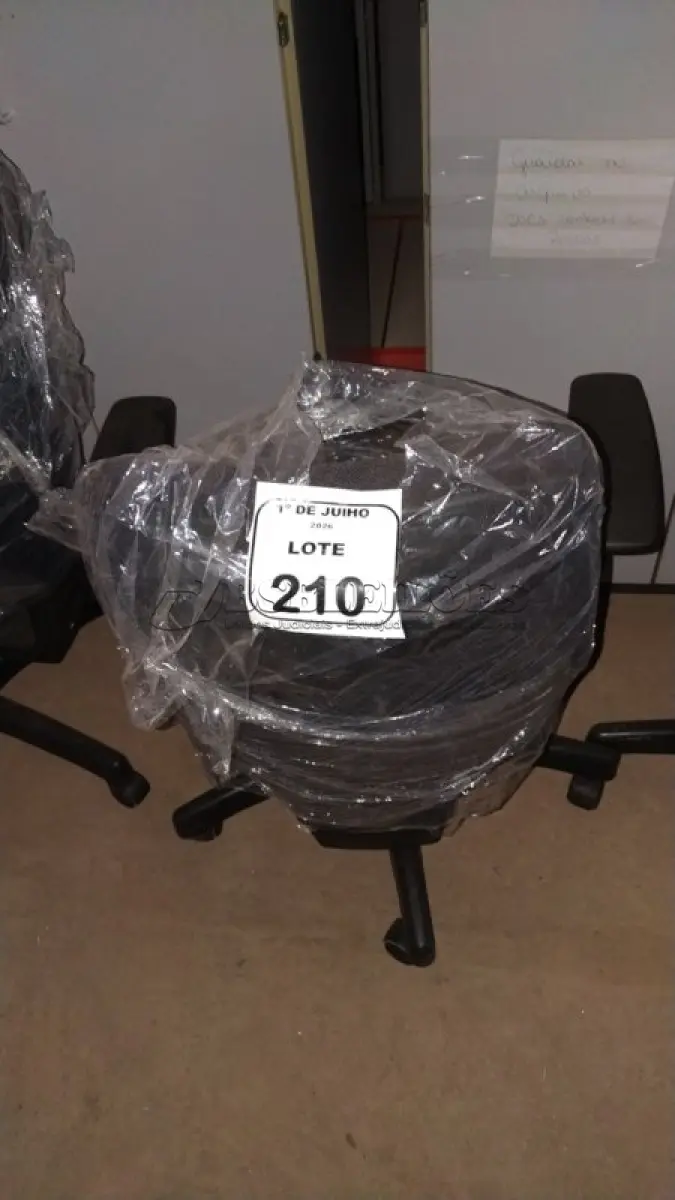 LOTE 210 - 01 CADEIRA DE ESCRITÓRIO GIRATÓRIA. (NO ESTADO) ATENÇÃO! FAZER A VISITAÇÃO ANTES DE ARREMATAR, NÃO SABEMOS SE FUNCIONA, LEILÃO NÃO TEM GARANTIA E NEM DEVOLUÇÃO, SUJEITO A POSSÍVEIS AVARIAS VISÍVEIS/OCULTAS E/OU AUSÊNCIA DE COMPONENTES.