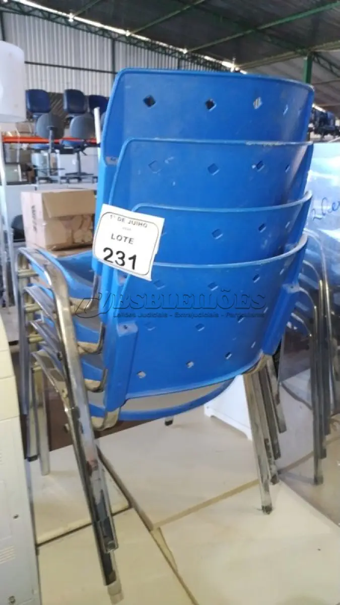 LOTE 231 - 04 CADEIRAS COM PÉS FIXOS. (NO ESTADO) ATENÇÃO! FAZER A VISITAÇÃO ANTES DE ARREMATAR, NÃO SABEMOS SE FUNCIONA, LEILÃO NÃO TEM GARANTIA E NEM DEVOLUÇÃO, SUJEITO A POSSÍVEIS AVARIAS VISÍVEIS/OCULTAS E/OU AUSÊNCIA DE COMPONENTES.