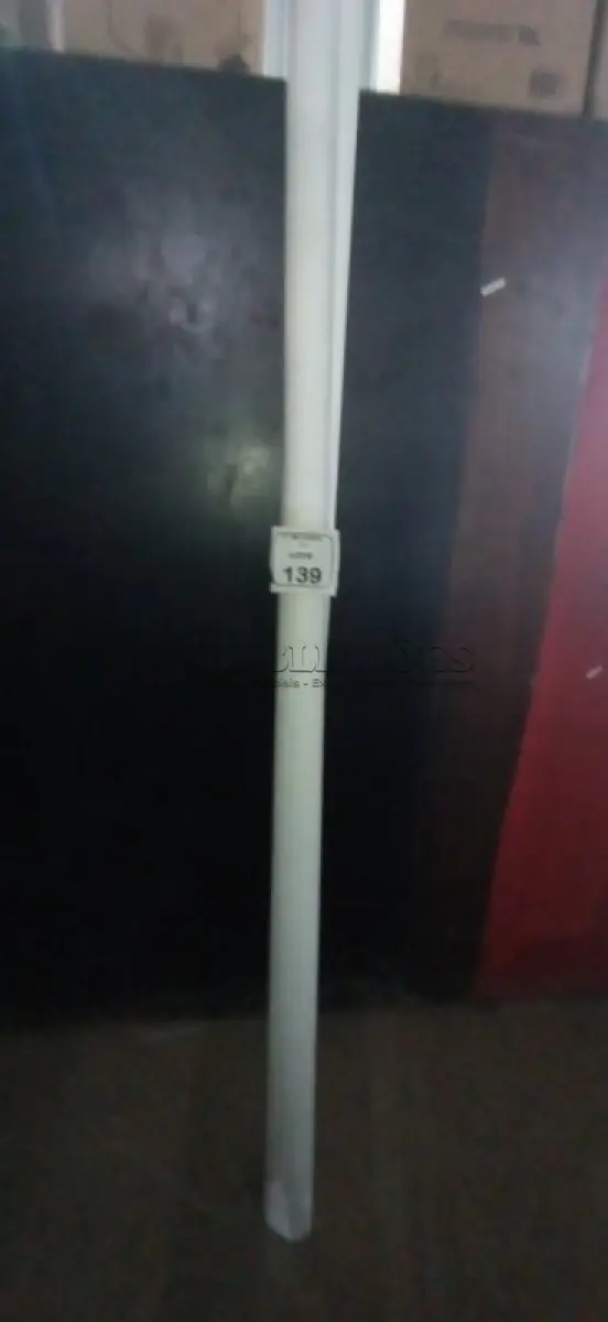 LOTE 139 - 01 TELA DE PROJEÇÃO RETRÁTIL. (NO ESTADO) ATENÇÃO! FAZER A VISITAÇÃO ANTES DE ARREMATAR, NÃO SABEMOS SE FUNCIONA, LEILÃO NÃO TEM GARANTIA E NEM DEVOLUÇÃO, SUJEITO A POSSÍVEIS AVARIAS VISÍVEIS/OCULTAS E/OU AUSÊNCIA DE COMPONENTES.